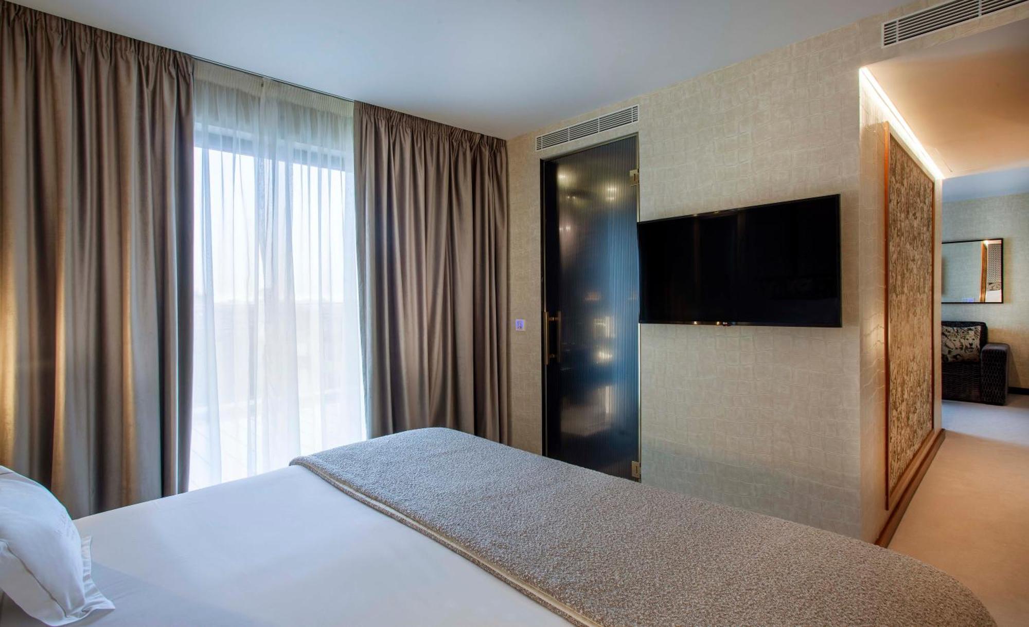 Wine & Books Porto Hotel Extérieur photo A room at the hotel