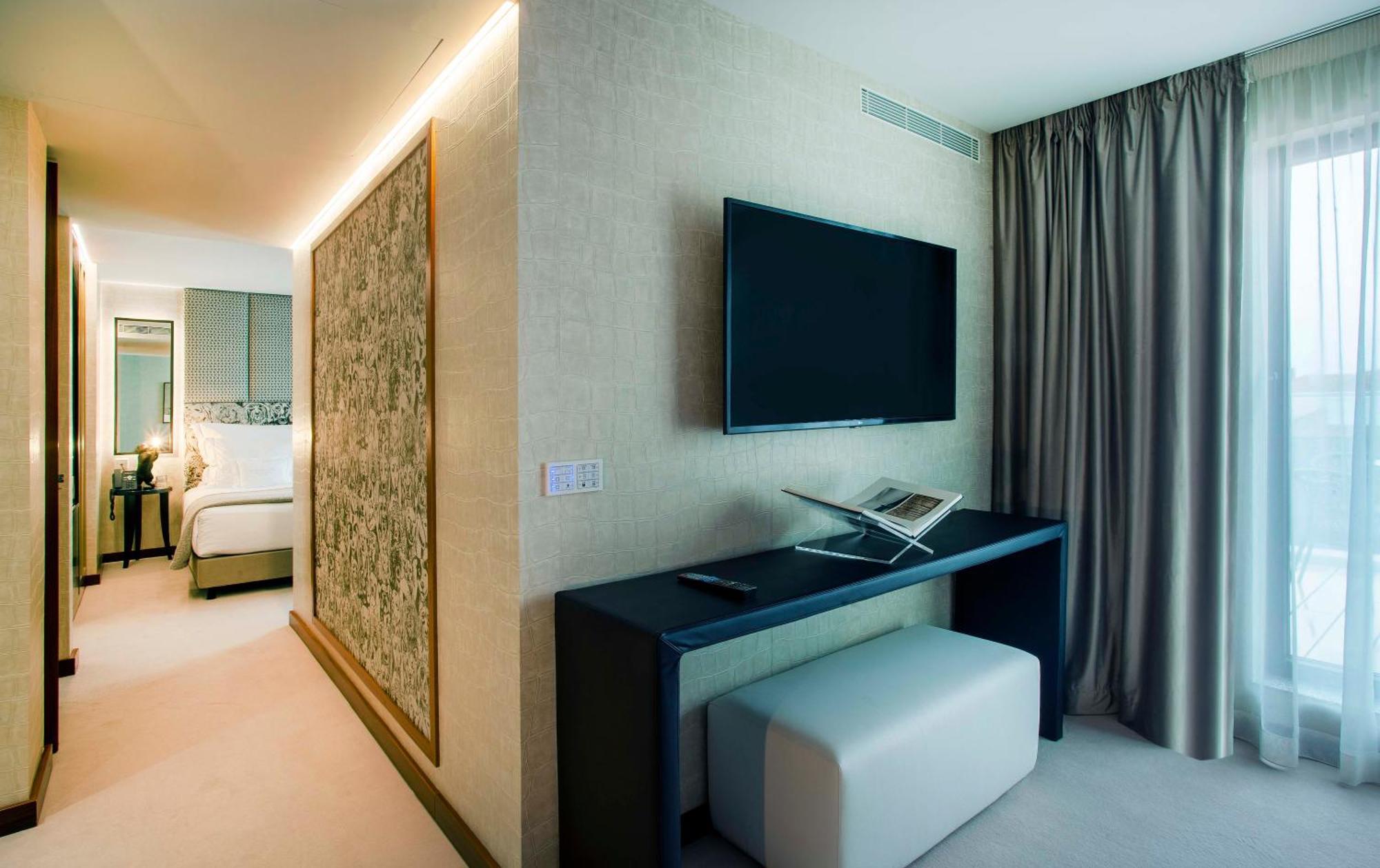 Wine & Books Porto Hotel Chambre photo A room at the Mandarin Oriental, Munich