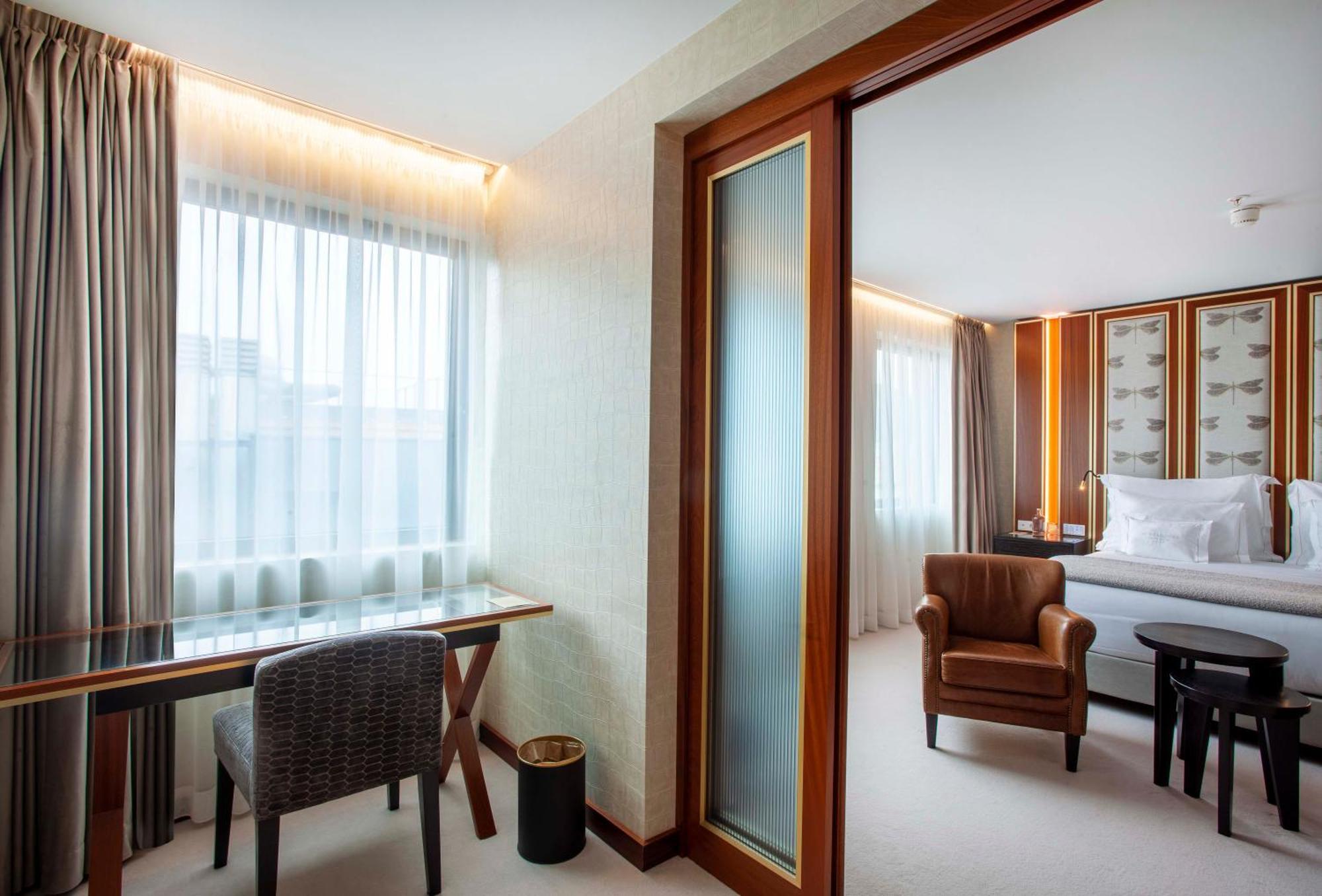 Wine & Books Porto Hotel Chambre photo A suite at the hotel